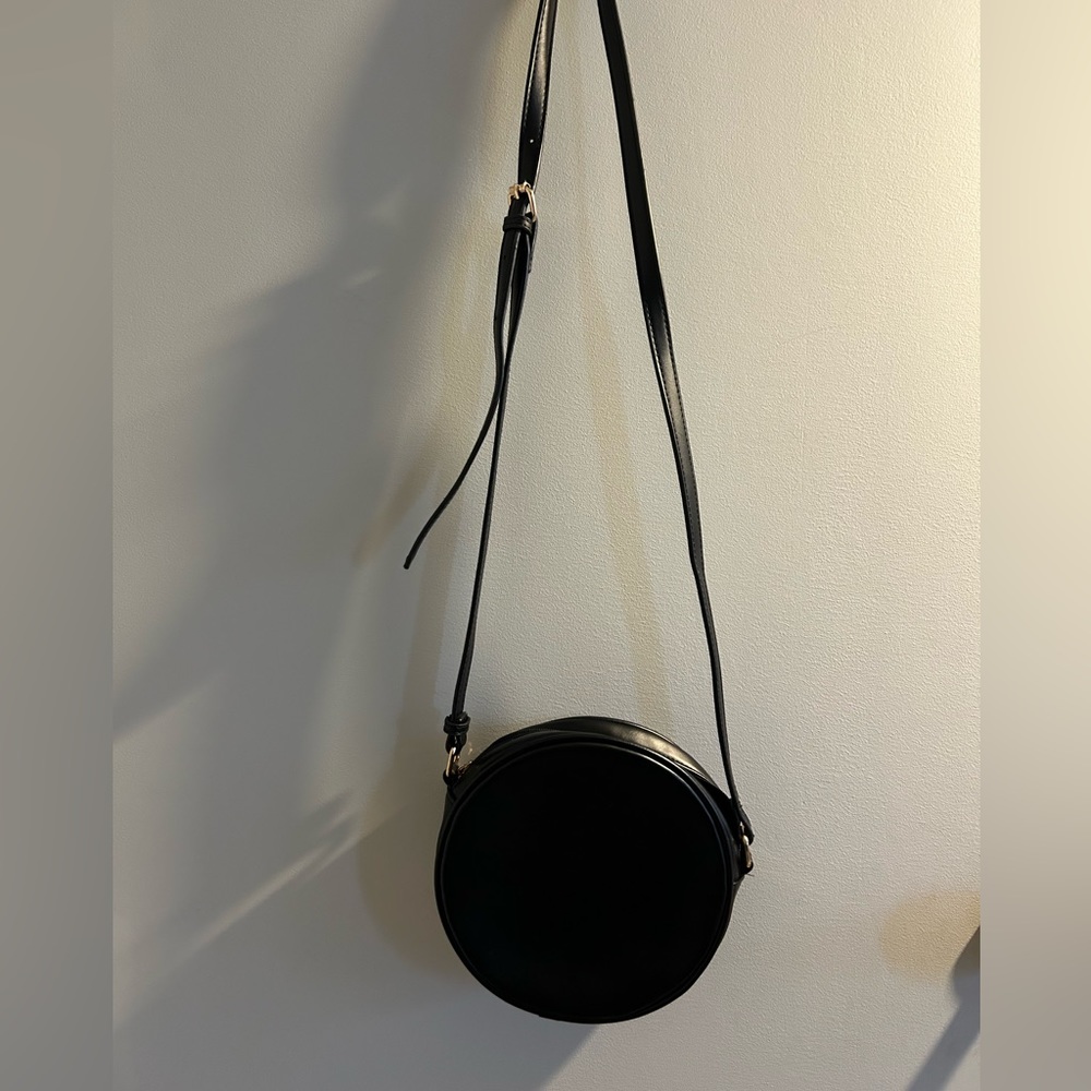 Circle black bag